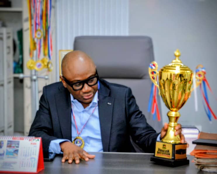 Enabulele Receives Bendel Insurance As Team Presents Bayelsa Pre-Season Trophy‎